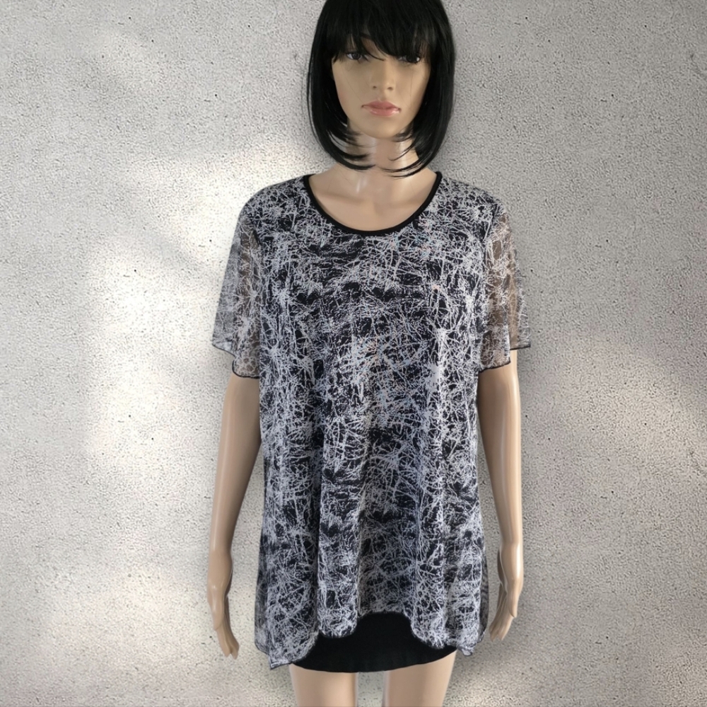 3/25$ Hamilton Women's Black and White Asymetric Top, size XL